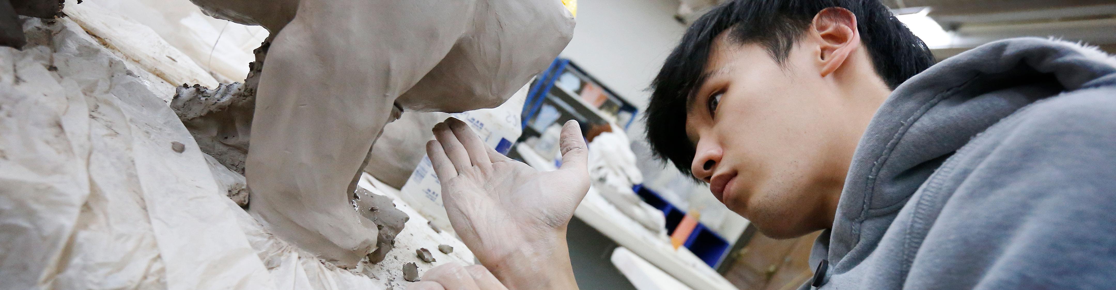 International 体育菠菜大平台 student making a sculpture