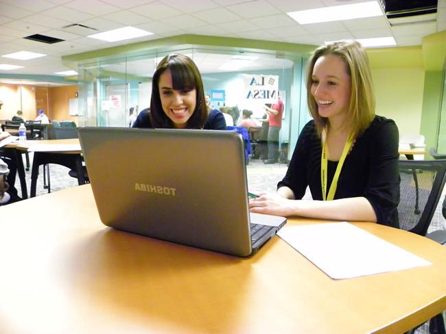 Students working together on a laptop in the 体育菠菜大平台 Writing Center